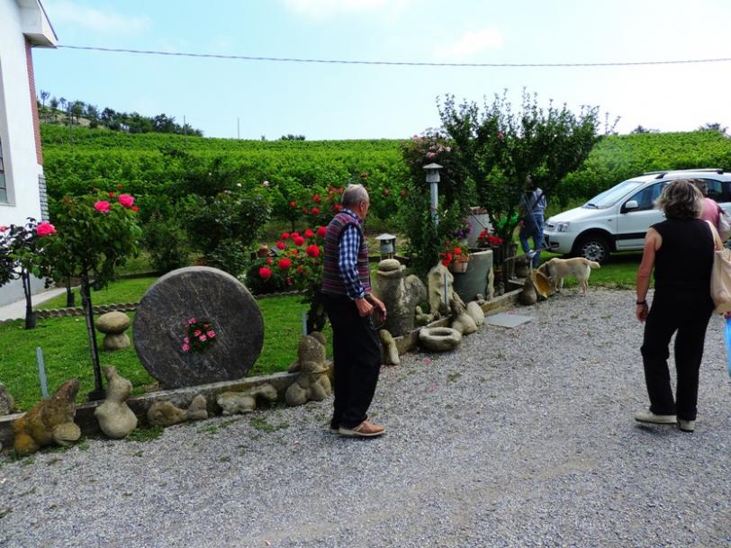 Nome:   asini 111 cortile con pietre.jpg
Visite:  131
Grandezza:  99.5 KB