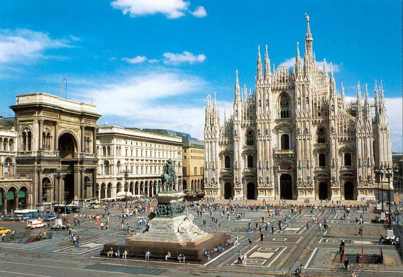 Nome:   DuomoMilano.jpg
Visite:  2454
Grandezza:  101.2 KB