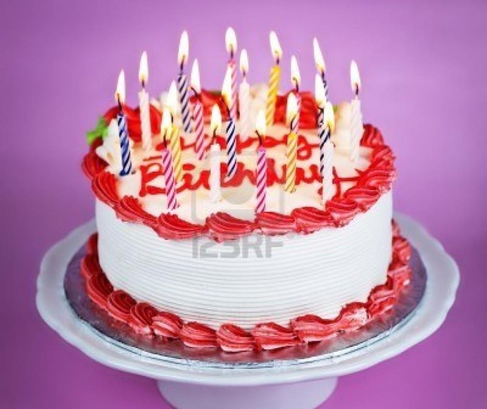 Nome:   7996139-torta-di-compleanno-con-candele-di-masterizzazione-su-una-piastra-su-sfondo-rosa.jpg
Visite:  622
Grandezza:  86.8 KB